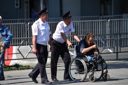 Самара. Мужчина в инвалидном кресле на перроне  вокзала.