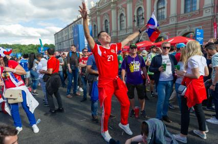 Санкт-Петербург.  Болельщики  на Конюшенной площади  во время трансляции матча  группового этапа чемпионата мира по футболу - 2018 между сборными командами Уругвая и России.