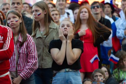 Санкт-Петербург.  Болельщицы  сборной России в фан-зоне во время трансляции матча  группового этапа чемпионата мира по футболу - 2018 между сборными командами Уругвая и России.