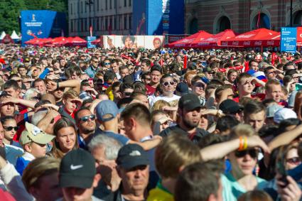 Санкт-Петербург.  Болельщики  сборной России в фан-зоне во время трансляции матча  группового этапа чемпионата мира по футболу - 2018 между сборными командами Уругвая и России.