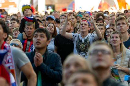 Санкт-Петербург.  Болельщики  сборной России в фан-зоне во время трансляции матча  группового этапа чемпионата мира по футболу - 2018 между сборными командами Уругвая и России.