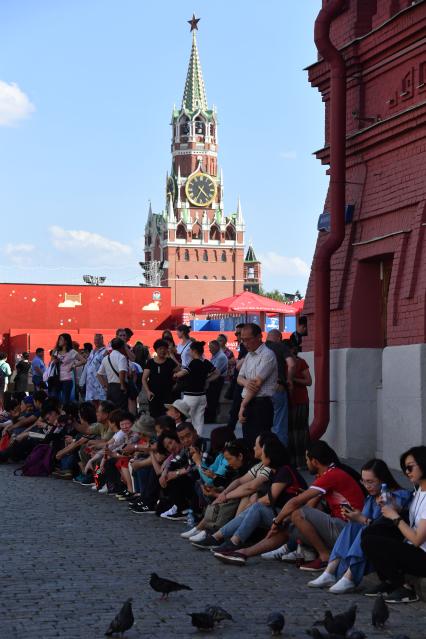 Москва. Футбольные болельщики отдыхают в центре города.