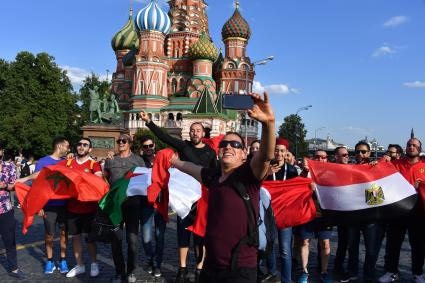 Москва. Футбольные болельщики фотографируются на Красной площади.