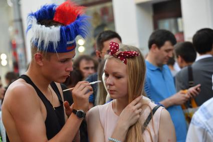 Москва. Болельщики на Никольской улице.