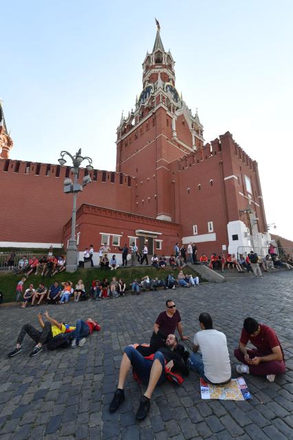 Москва. Футбольные болельщики отдыхают у стен Кремля.