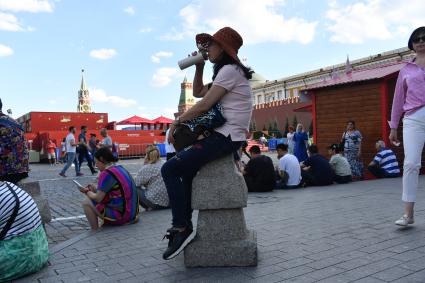 Москва. Футбольные болельщики отдыхают на Красной площади.