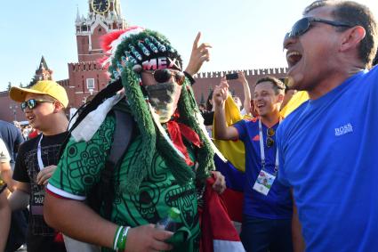 Москва. Футбольный болельщик из Мексики на Красной площади.