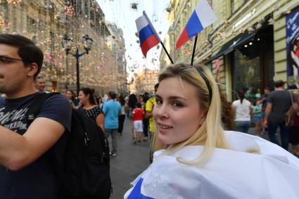 Москва. Российская болельщица  на Никольской улице.