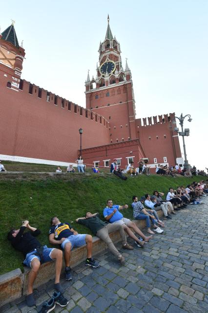 Москва. Футбольные болельщики отдыхают у стен Кремля.