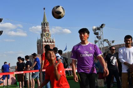 Москва. Мальчики играют в Парке футбола ЧМ-2018 на Красной площади.