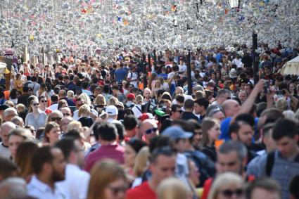 Москва.  Футбольные болельщики на Никольской улице.