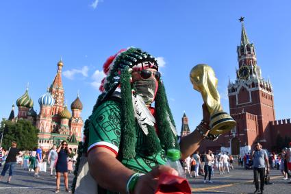 Москва. Футбольный болельщик из Мексики на Красной площади.