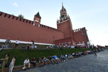 Москва. Футбольные болельщики отдыхают у стен Кремля.