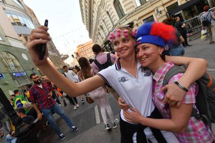 Москва. Женщины фотографируются на Никольской улице.