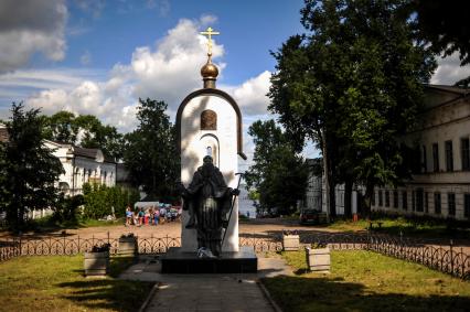 Тверская область, Калязин. Памятник калязинскому святителю, Преподобному Макарию.