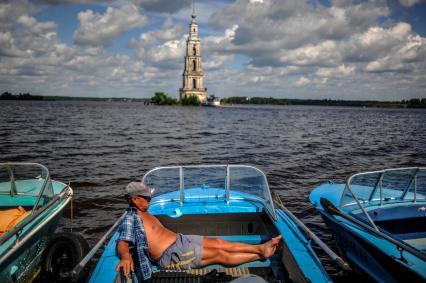 Тверская область, Калязин. Вид на колокольню Никольского собора в воде Угличского водохранилища.