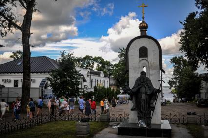 Тверская область, Калязин. Памятник калязинскому святителю, Преподобному Макарию.