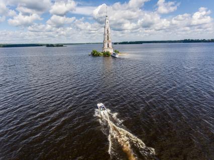 Тверская область, Калязин. Вид на колокольню Никольского собора в воде Угличского водохранилища.