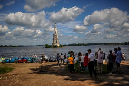 Тверская область, Калязин. Колокольня Никольского собора в воде Угличского водохранилища.