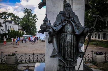 Тверская область, Калязин. Памятник калязинскому святителю, Преподобному Макарию.