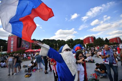 Москва. Российские болельщики в фан-зоне на Воробьевых горах перед матчем группового этапа чемпионата мира по футболу между сборными России и Уругвая.