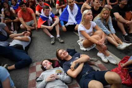 Москва. Российские  болельщики в фан-зоне на Воробьевых горах во время матча группового этапа чемпионата мира по футболу между сборными России и Уругвая.