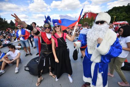 Москва. Российские болельщики в фан-зоне на Воробьевых горах перед матчем группового этапа чемпионата мира по футболу между сборными России и Уругвая.