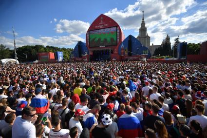 Москва. Российские  болельщики в фан-зоне на Воробьевых горах  во время матча  группового этапа чемпионата мира по футболу между сборными России и Уругвая.