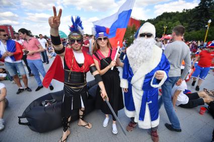 Москва. Российские болельщики в фан-зоне на Воробьевых горах перед матчем группового этапа чемпионата мира по футболу между сборными России и Уругвая.