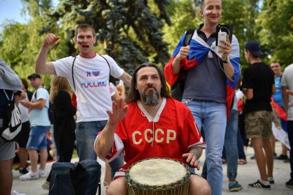 Москва. Российские  болельщики в фан-зоне на Воробьевых горах во время матча группового этапа чемпионата мира по футболу между сборными России и Уругвая.