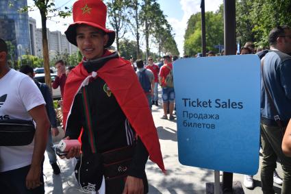 Москва. Иностранные болельщики возле Центра выдачи Паспортов болельщика на Житной улице.