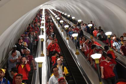 Москва.   Болельщики на эскалаторе станции `Спортивная` Московского метрополитена после матча группового этапа чемпионата мира по футболу - 2018 между сборными командами Дании и Франции.