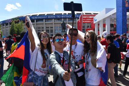 Москва. Болельщики у стадиона `Лужники` перед началом матча группового этапа чемпионата мира по футболу - 2018 между сборными командами Португалии и Марокко.