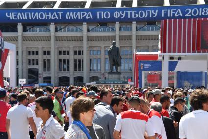 Москва.  Болельщики у стадиона `Лужники` перед началом матча группового этапа чемпионата мира по футболу - 2018 между сборными командами Португалии и Марокко.