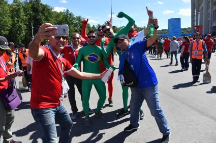 Москва.  Болельщики у стадиона `Лужники` перед началом матча группового этапа чемпионата мира по футболу - 2018 между сборными командами Португалии и Марокко.