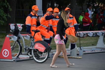 Москва.  Дворники во время проведения чемпионата мира по футболу - 2018.