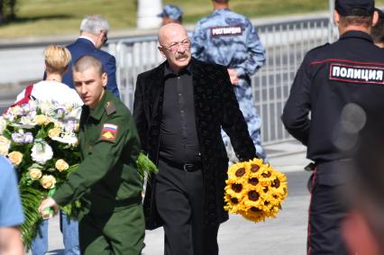 Москва.  Певец Александр Розенбаум (в центре) перед церемонией  прощания с режиссером, председателем комитета Госдумы РФ по культуре Станиславом Говорухиным в Преображенской церкви храма Христа Спасителя.