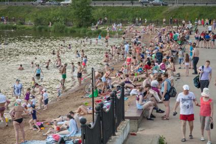 Пермь. Отдых горожан на городском пляже.