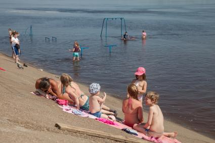 Пермь. Отдых горожан на городском пляже.