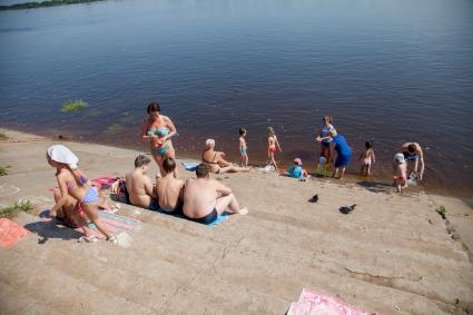 Пермь. Отдых горожан на городском пляже.