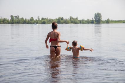 Пермь. Отдых горожан на городском пляже.