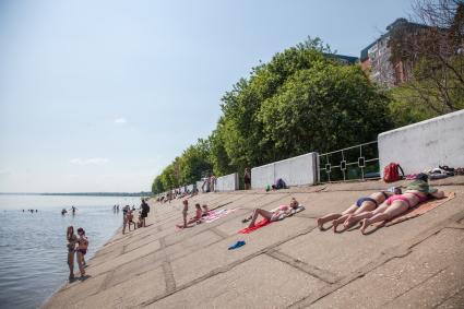 Пермь. Отдых горожан на городском пляже.