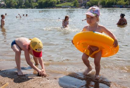 Пермь. Отдых горожан на городском пляже.