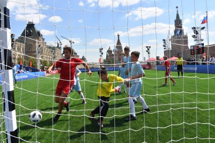 Москва. Товарищеский матч в парке футбола чемпионата мира 2018 на Красной площади.