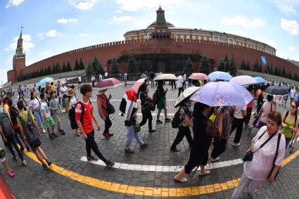 Москва. Китайские туристы на Красной площади