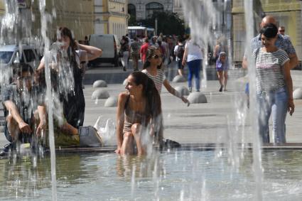 Москва.  Девушка у фонтана на Биржевой площади.