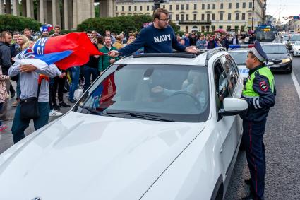 Санкт-Петербург. Болельщики во время празднования победы сборной России в матче 1/8 финала чемпионата мира по футболу - 2018 между командами России и Испании.