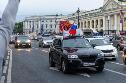 Санкт-Петербург. Болельщики во время празднования победы сборной России в матче 1/8 финала чемпионата мира по футболу - 2018 между командами России и Испании.