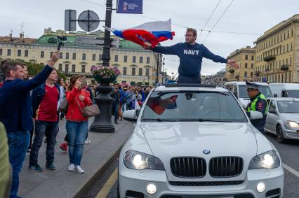 Санкт-Петербург. Болельщики во время празднования победы сборной России в матче 1/8 финала чемпионата мира по футболу - 2018 между командами России и Испании.