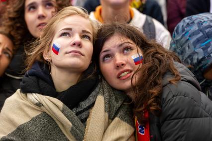 Санкт-Петербург. Болельщики в фан-зоне FIFA на Конюшенной площади в ходе трансляции матча 1/8 финала чемпионата мира по футболу - 2018 между командами России и Испании.